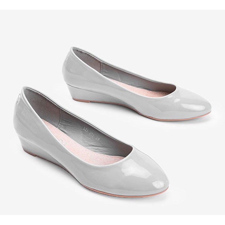 Graue Pumps auf dem Chantal niedrigem Keilabsatz 2