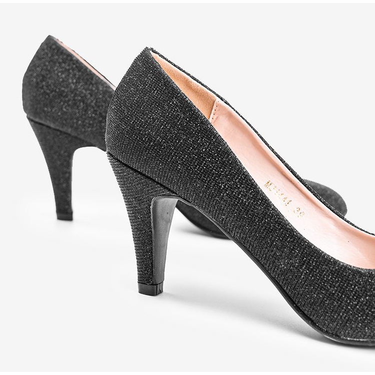 Glänzende schwarze Pumps auf einem Zarila-Stiletto-Absatz 1