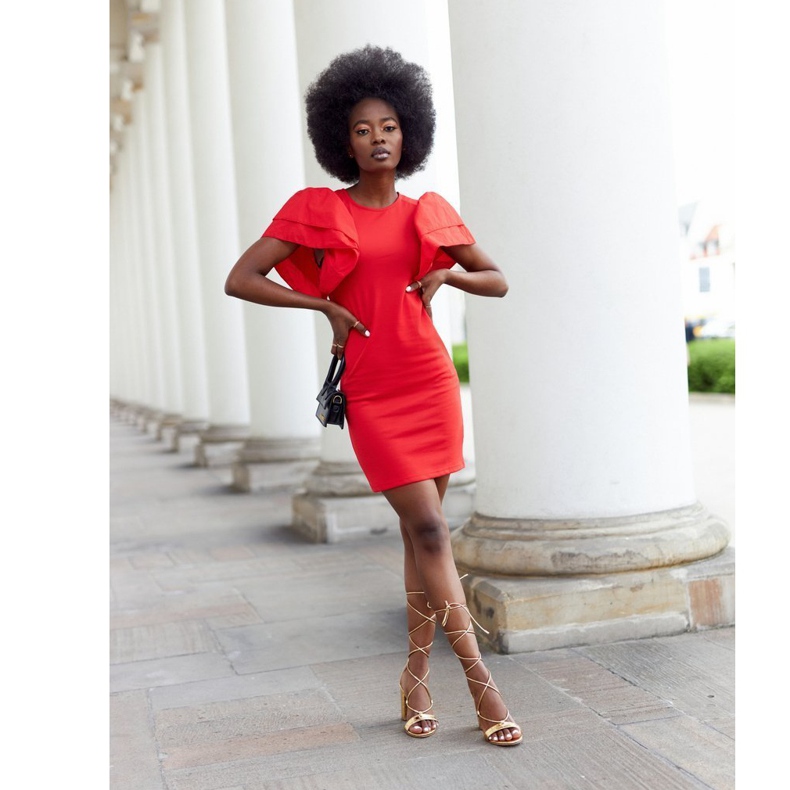 PS1 Gebundene Sandalen auf einer goldenen Laufstegbar 2