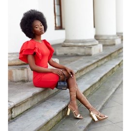 PS1 Gebundene Sandalen auf einer goldenen Laufstegbar 4