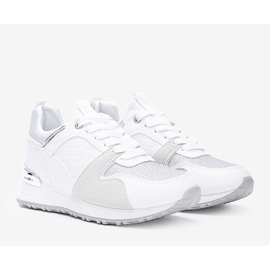 Weiße Sneaker mit silbernen Yoisya-Accessoires 1