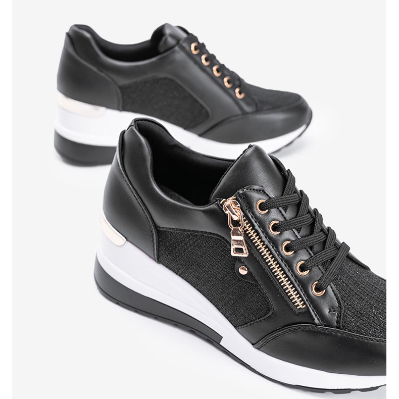 Schwarze glänzende Sneakers auf dem Keilabsatz The Moment 2