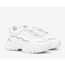 Weiße Sneaker auf dicker Desiare-Sohle 1