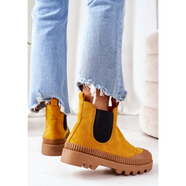 Mulanka Wildlederarbeiter auf der gelben Plattform kommen mit mir 2