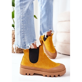 Mulanka Wildlederarbeiter auf der gelben Plattform kommen mit mir 1