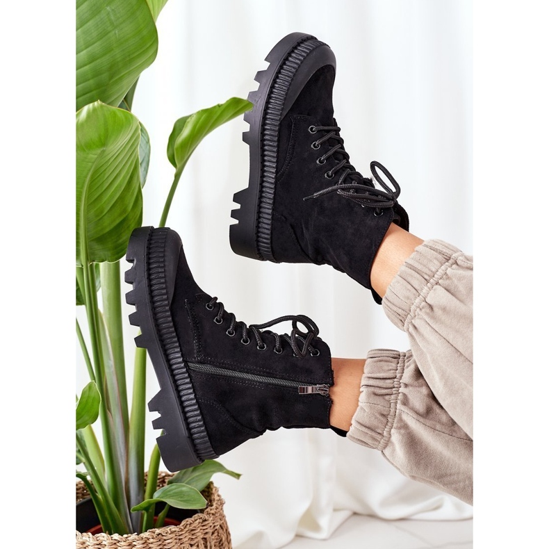 PV1 Wildlederarbeiter auf der schwarzen Plattform hier bin ich 1