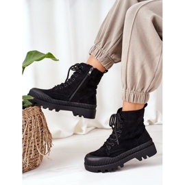 PV1 Wildlederarbeiter auf der schwarzen Plattform hier bin ich 2