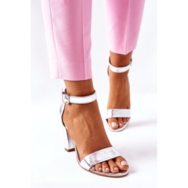 Klassische Ledersandalen auf einer Bar Laura Messi 1760 Silber 1