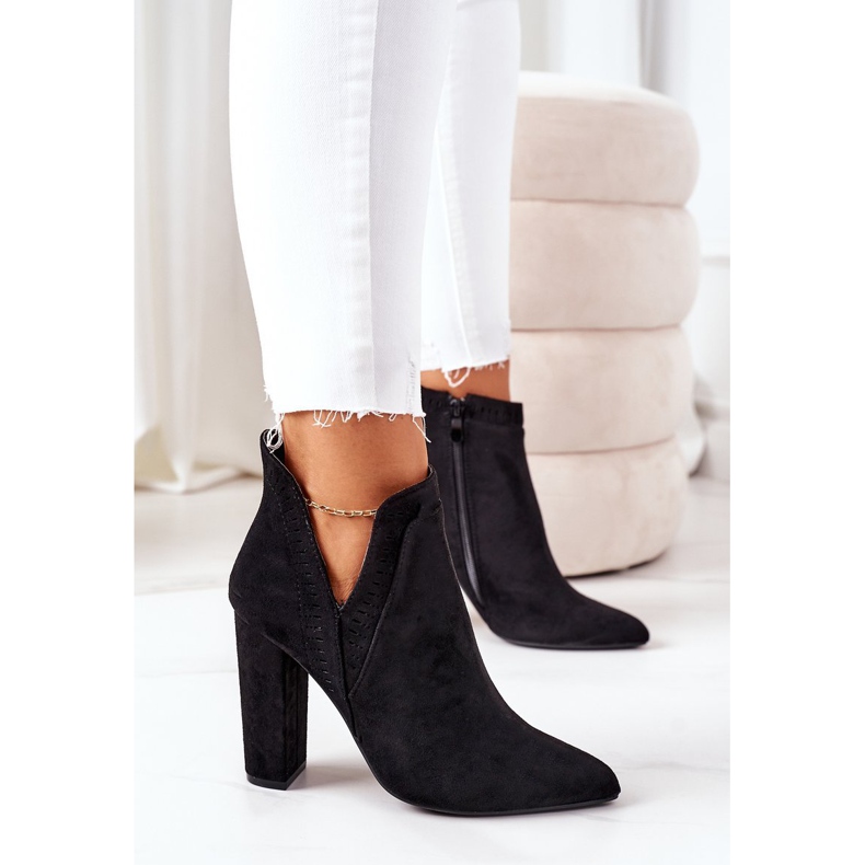 PS1 Schwarze Sally Warme Stiefel an einem Pfosten 1