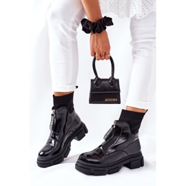 Hohe Stiefel auf der massiven schwarzen Chicago-Plattform 2