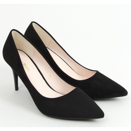 Pumps auf einem schwarzen L502 Black Pin 1