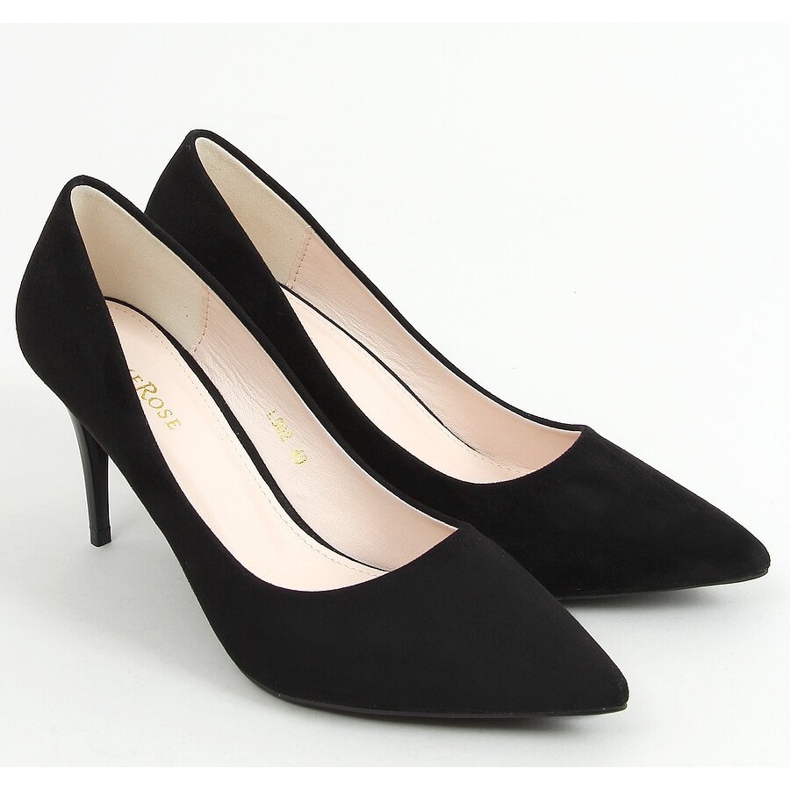 Pumps auf einem schwarzen L502 Black Pin 1