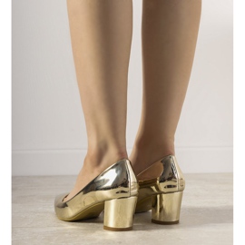 Goldene Pumps an der Harye-Säule 2