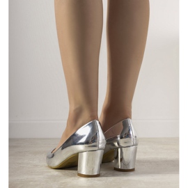 Silberne Pumps am Harye-Pfosten 2