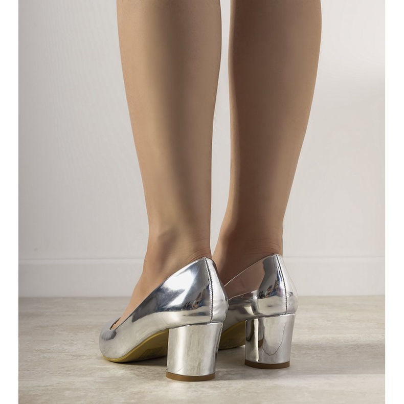 Silberne Pumps am Harye-Pfosten silber- 2
