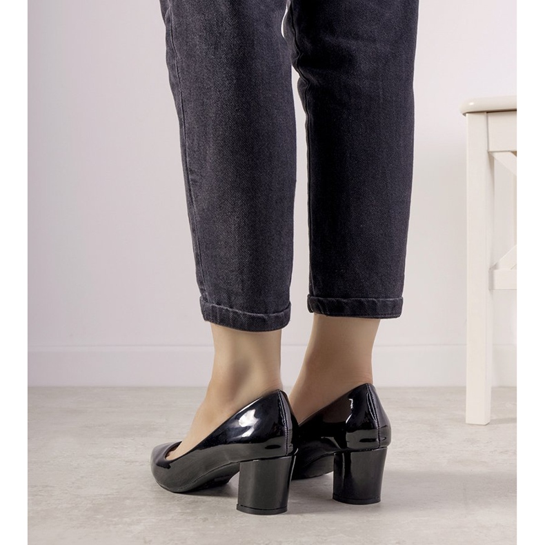 Schwarze Pumps am Harye-Pfosten 1