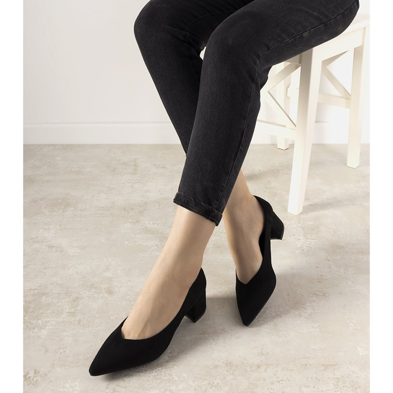 Schwarze Pumps am Floren-Pfosten 1