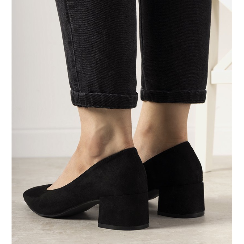 Schwarze Pumps am Floren-Pfosten 2