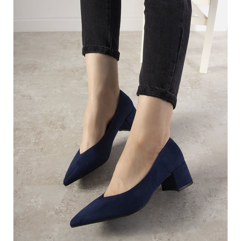 Marineblaue Pumps am Floren-Pfosten 2