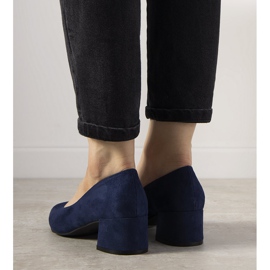 Marineblaue Pumps am Floren-Pfosten 1