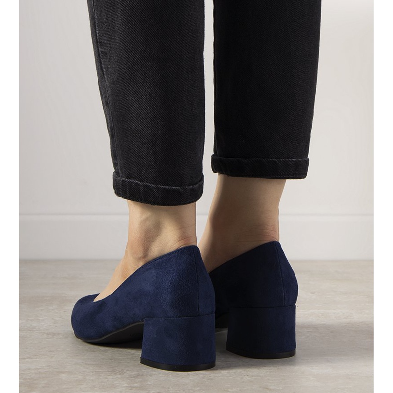 Marineblaue Pumps am Floren-Pfosten 1