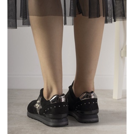 Schwarze Sport-Sneaker verziert mit Ruler-Nieten 1