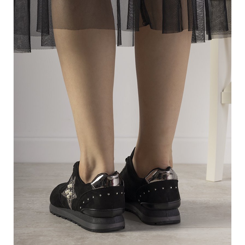 Schwarze Sport-Sneaker verziert mit Ruler-Nieten 1