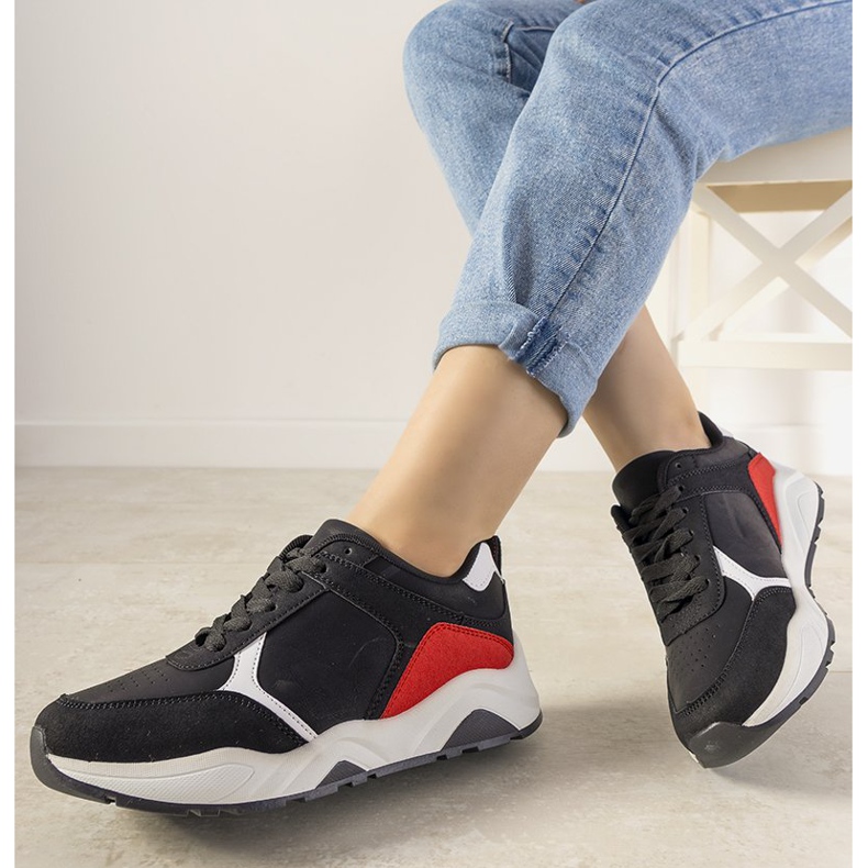 Schwarze Sneaker mit roten Trainingseinsätzen 1