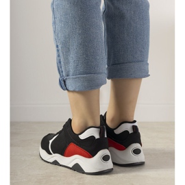 Schwarze Sneaker mit roten Trainingseinsätzen 2