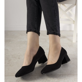 Schwarze Pumps auf dem Always Post 1