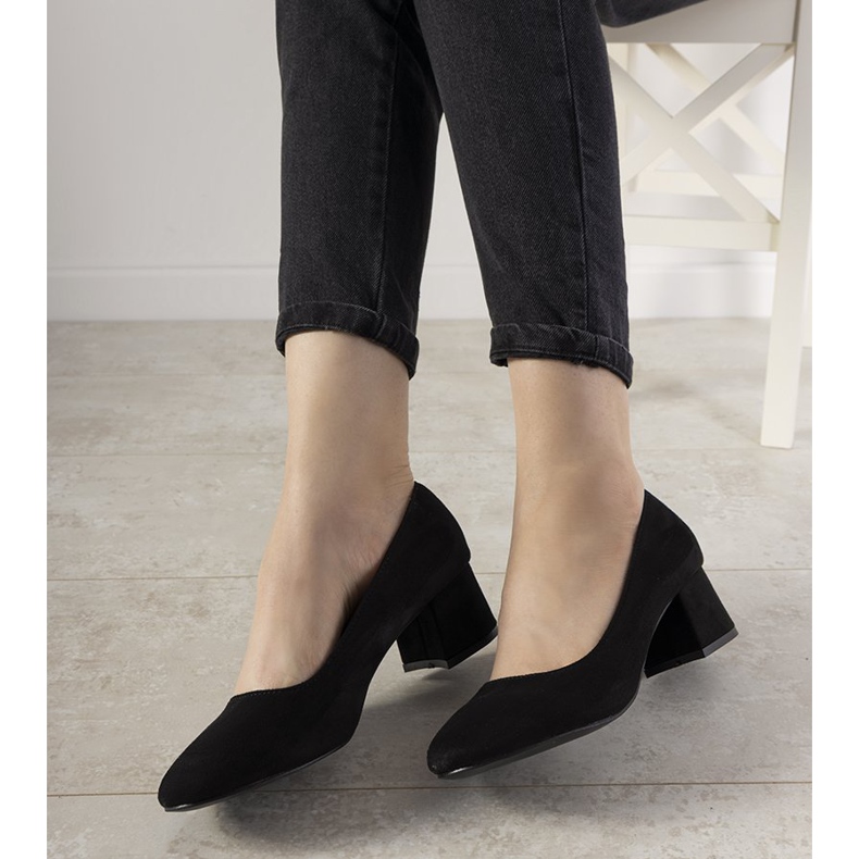 Schwarze Pumps auf dem Always Post 1