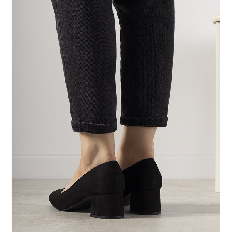 Schwarze Pumps auf dem Always Post 2