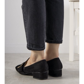 Schwarze Pumps an einem Pfosten mit Next-Schnalle 1