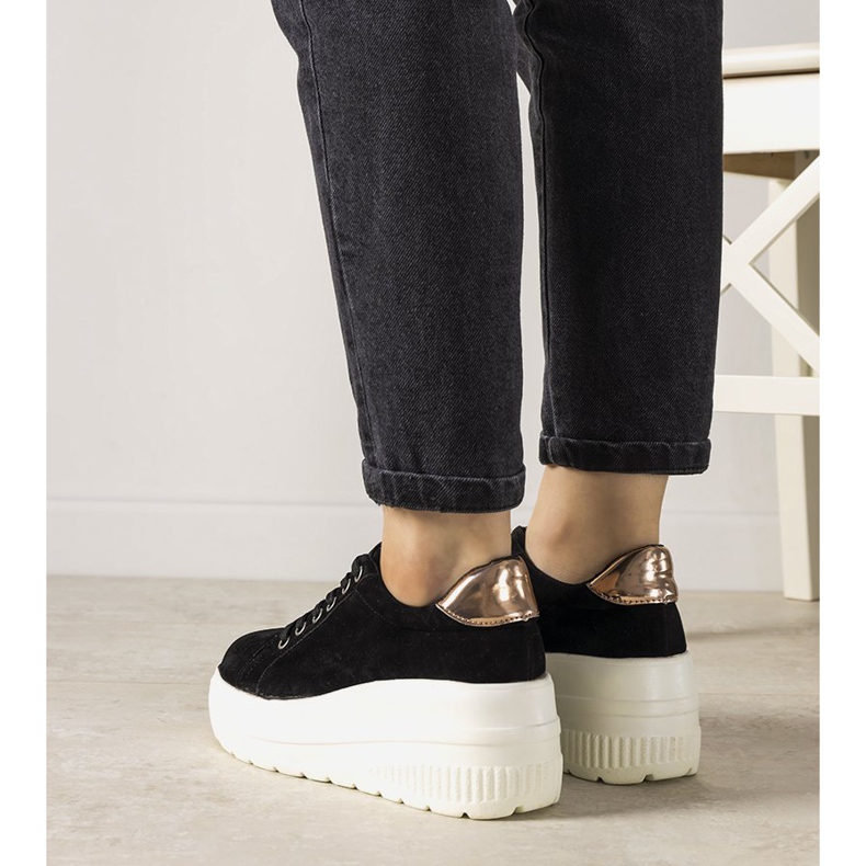 Schwarze Sport-Sneaker mit hoher Rapter-Sohle 2