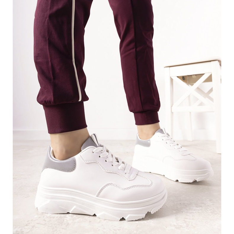 Weiße Sneaker mit reflektierenden Kaori-Einsätzen 1