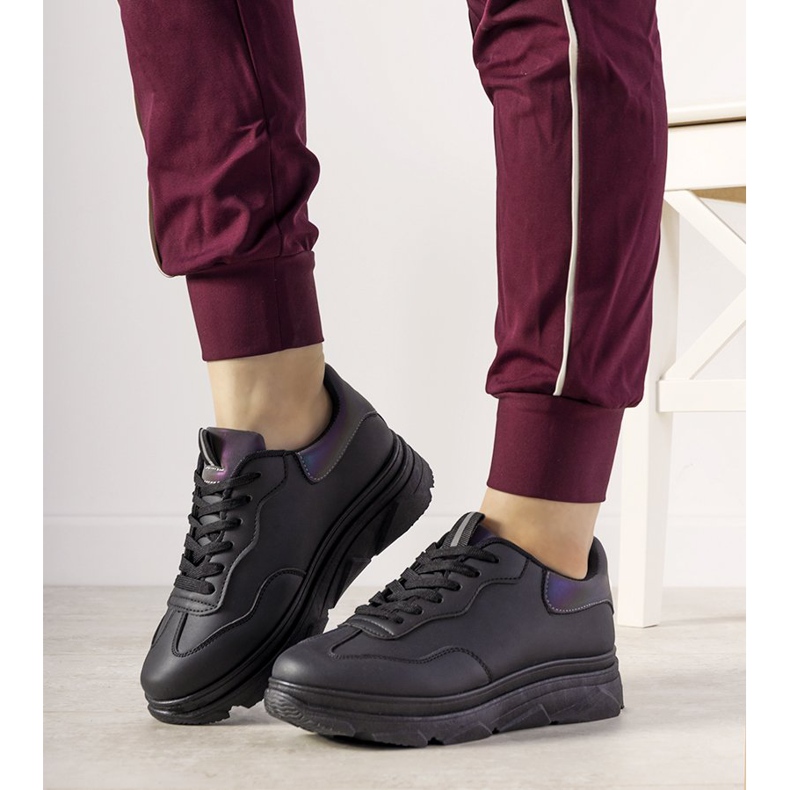 Schwarze Sneaker mit Kaori-Reflexeinsatz 1