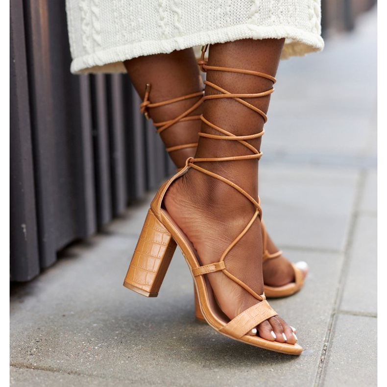 PS1 Gebundene Sandalen auf einer Kamel-Laufsteg-Bar braun 2