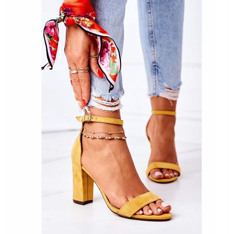 PS1 Florence Gelbe Wildledersandalen auf einer Bar 3