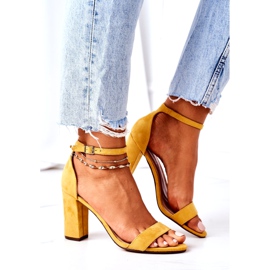 PS1 Florence Gelbe Wildledersandalen auf einer Bar 5