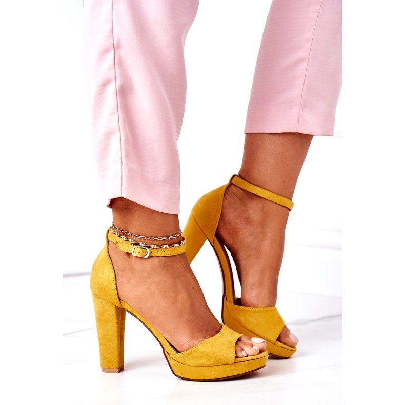 Wildleder -Sandalen für Frauen auf dem Pfostengelb 3