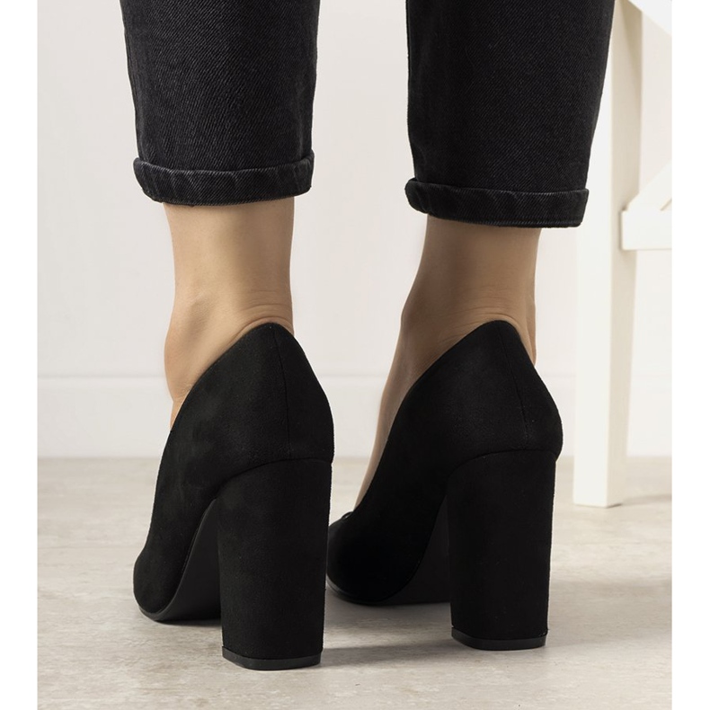 Schwarze Pumps an der Selva Post 1