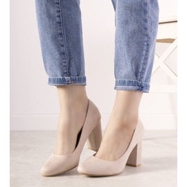 Beige Pumps an der Selva Post 1