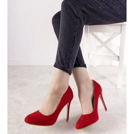 Rote Pumps auf einem Dermeno-Absatz 1