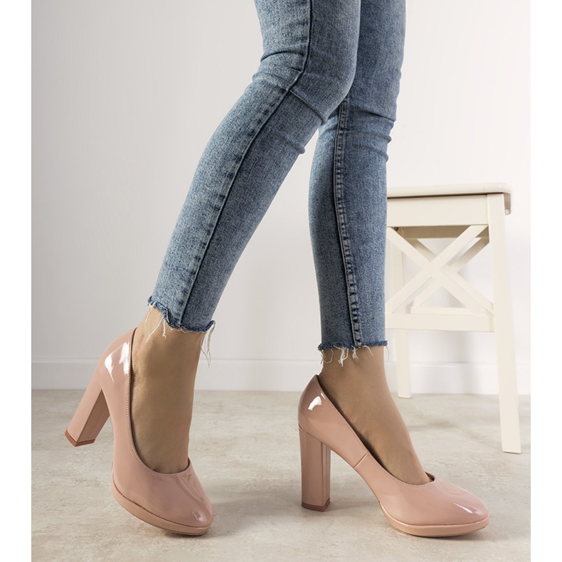 Pink lackierte Pumps an der Bellisima-Säule rosa 1