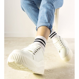 Weiße Sport-Sneaker mit hoher Untersohle 1