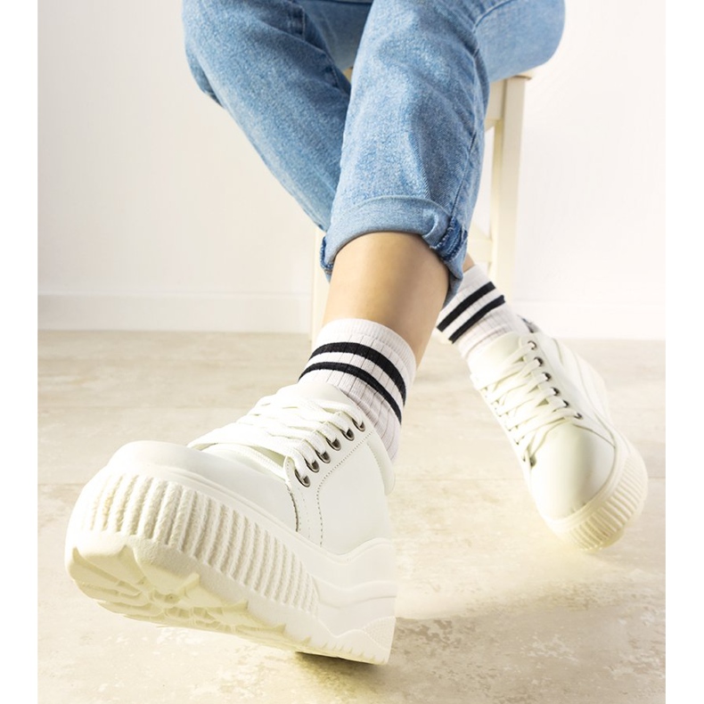 Weiße Sport-Sneaker mit hoher Untersohle 1