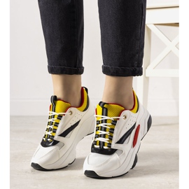 PA1 Stunden weiße Turnschuhe schwarz gelb 1