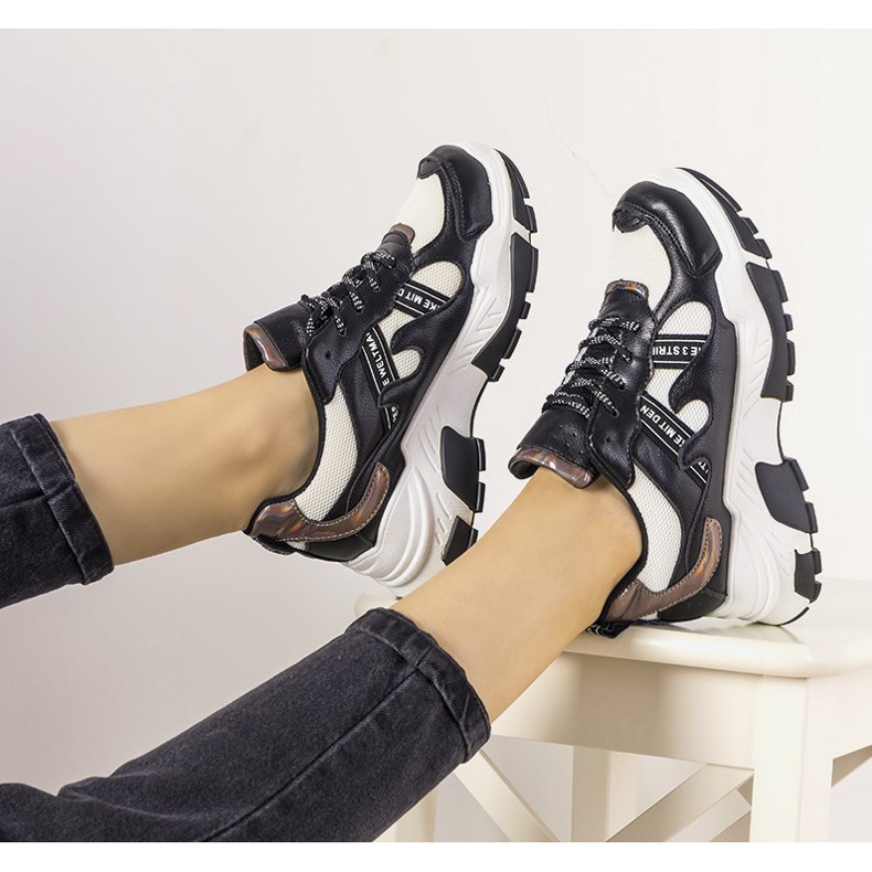 Schwarze Sneaker mit holografischen Allisone-Einsätzen 1