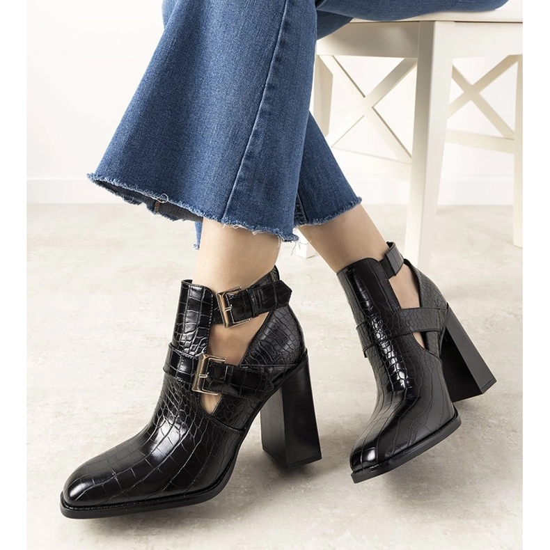 Schwarze Stiefel an einem Pfosten im Maybelle-Krokodilhaut-Muster 2