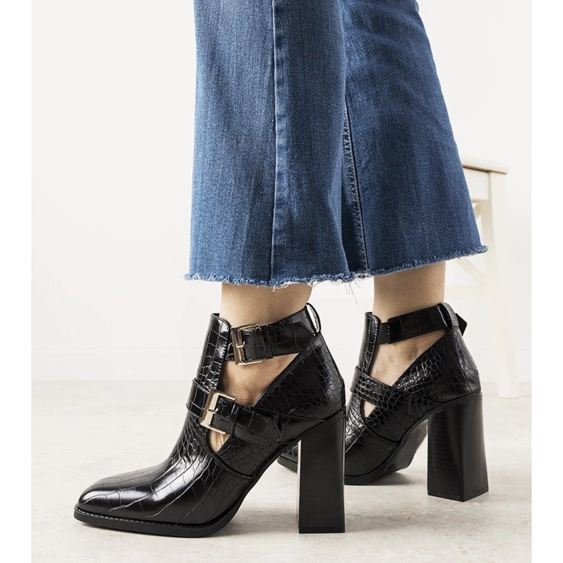 Schwarze Stiefel an einem Pfosten im Maybelle-Krokodilhaut-Muster 1